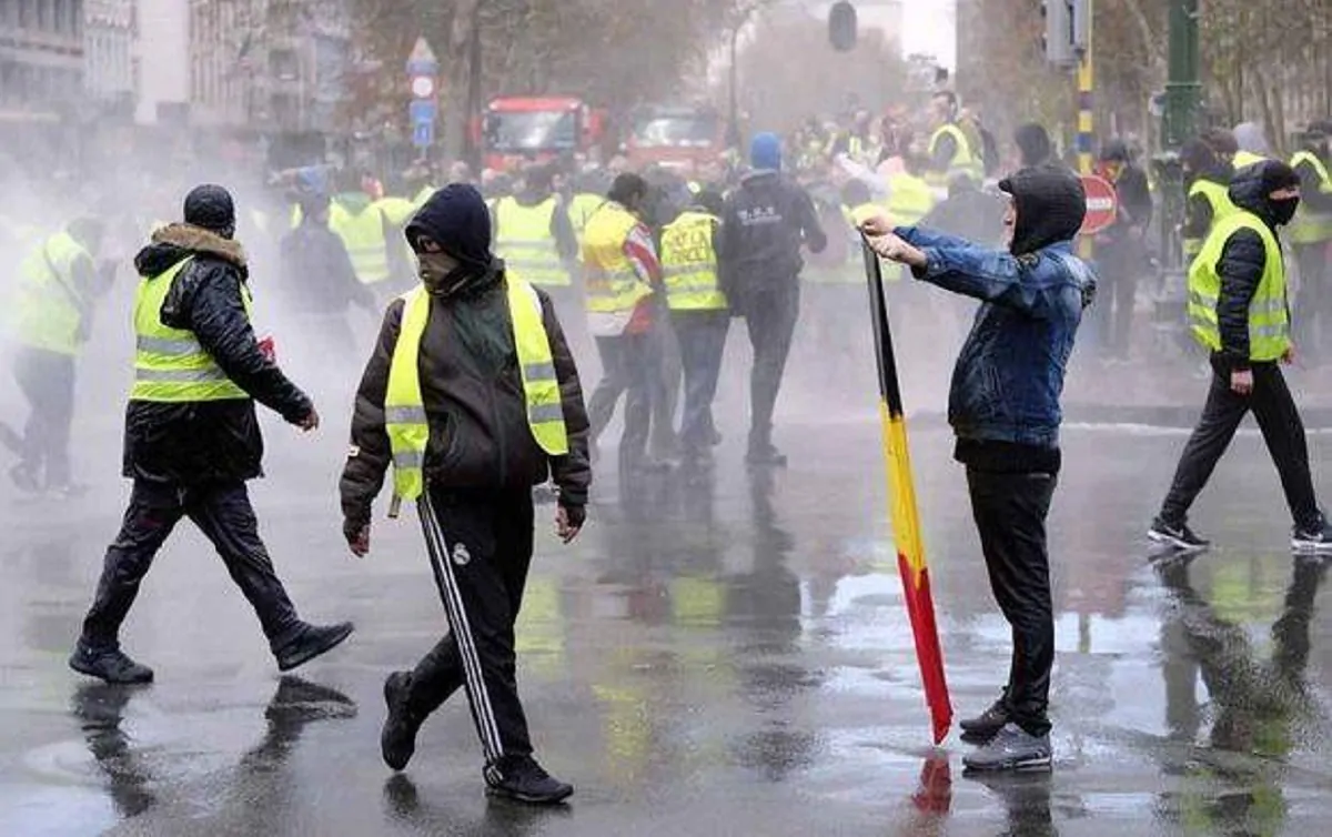 black bloc gilet gialli