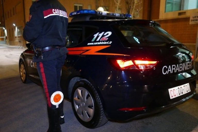 picchia moglie davanti ai figli