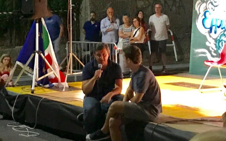Carlo Calenda bandiera rossa