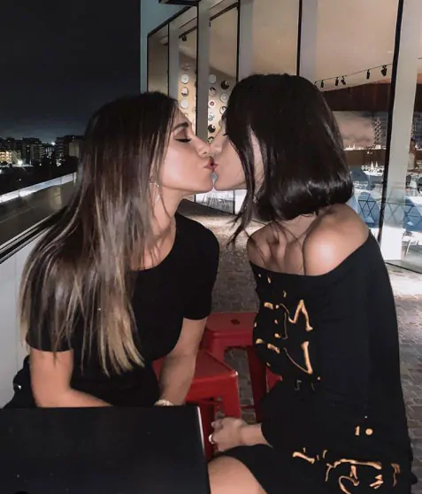 cecilia e belen: il bacio lesbo