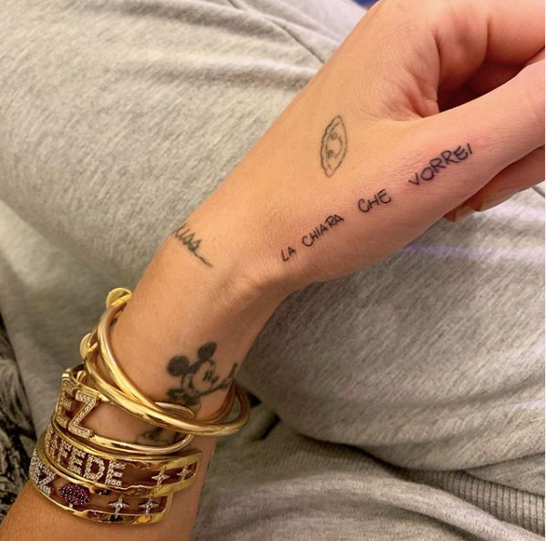 chiara ferragni tatuaggio mano