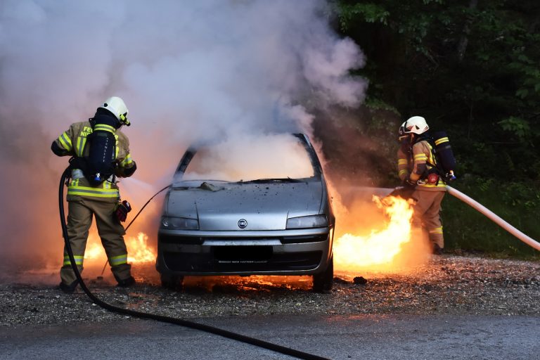 A Milano un auto ha preso fuoco in piazza Velasquez