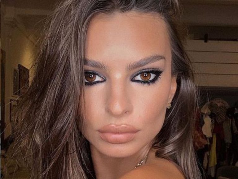 ratajkowski foto costume