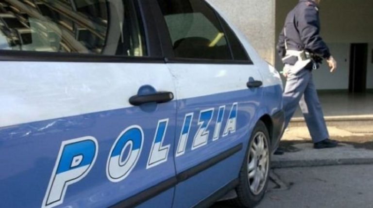 sconosciuto accoltella uomo