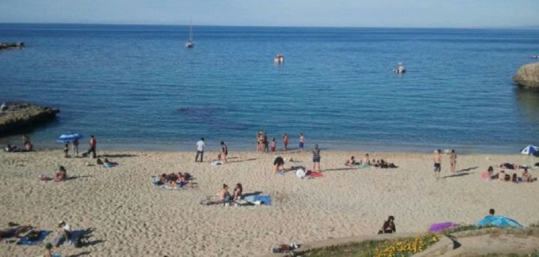 straniero ubriaco fa il bagno nudo