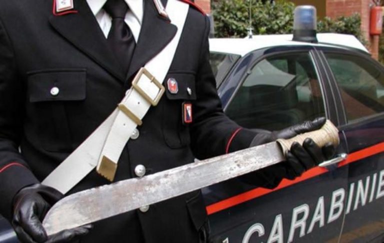 Uomo aggredito machete