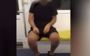 Uomo si masturba in metro