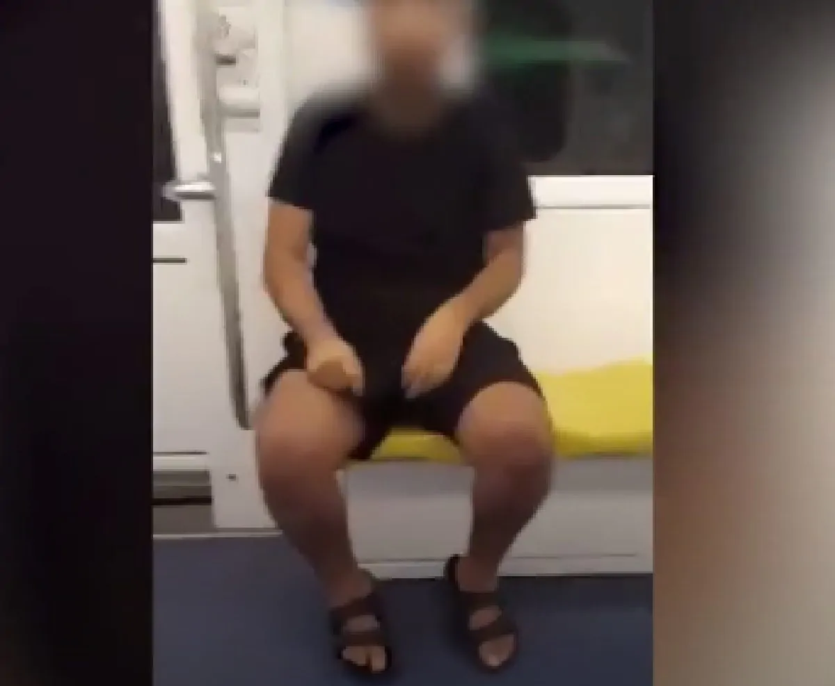 Uomo si masturba in metro