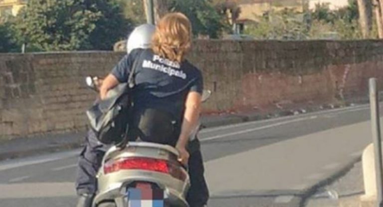 vigilessa senza casco