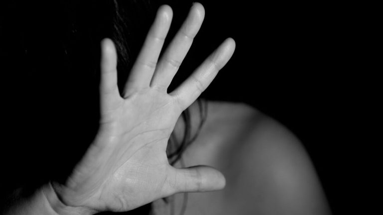 sequestra figlia ed ex compagna