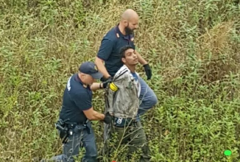 vomita e minaccia cassiera