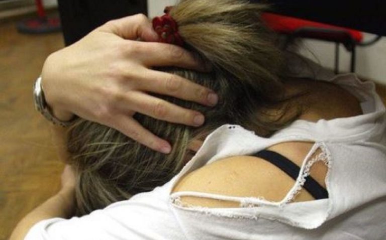 abusi contro la ragazza