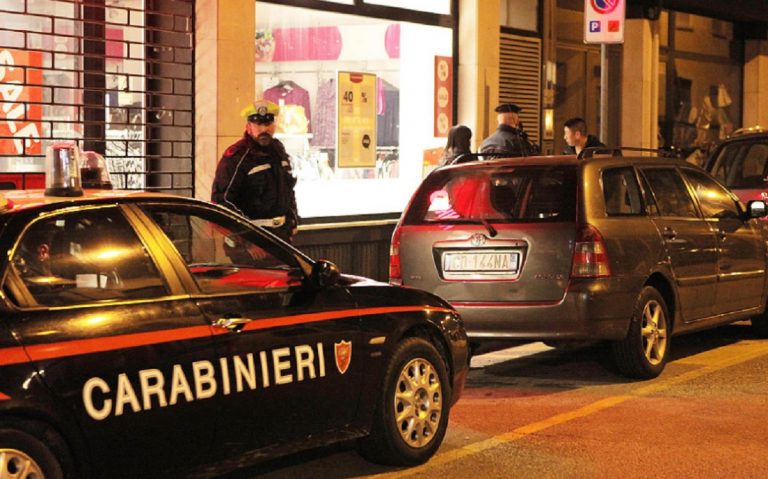 aggredisce fidanzata coltello