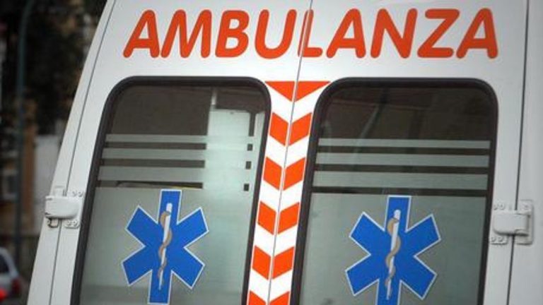 neonato cade dal divano