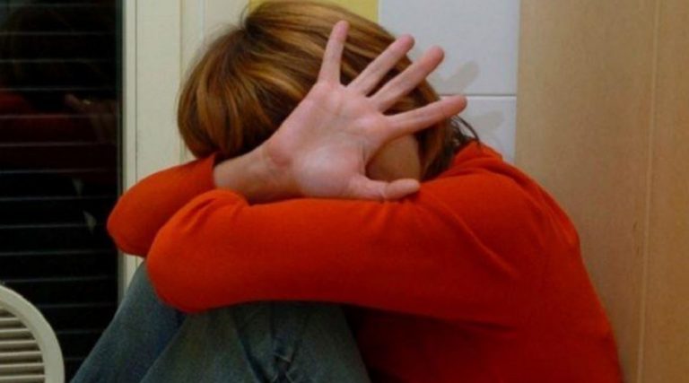 anziano molesta ragazza