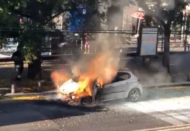 auto in fiamme napoli