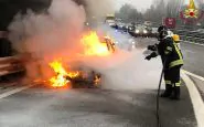 auto in fiamme tangenziale torino