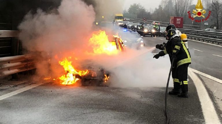 auto in fiamme tangenziale torino