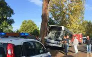 autobus contro albero roma