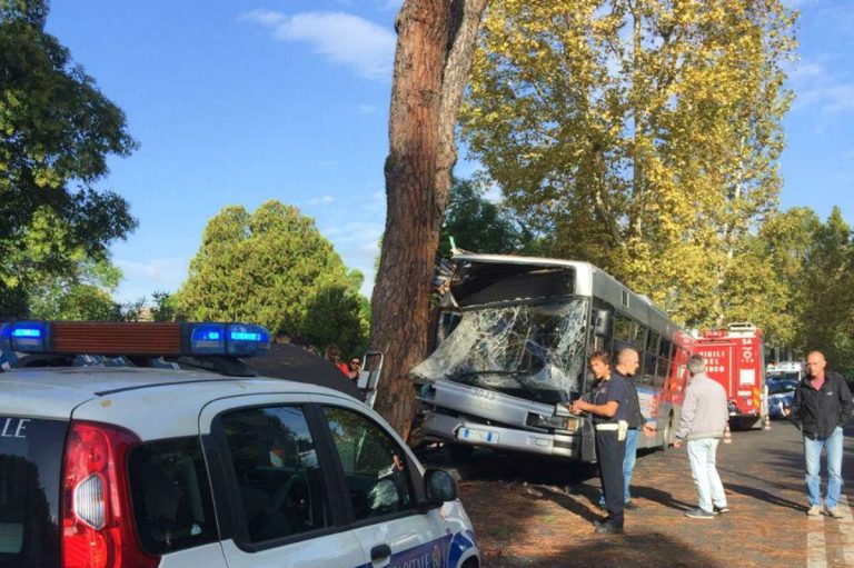 autobus contro albero roma