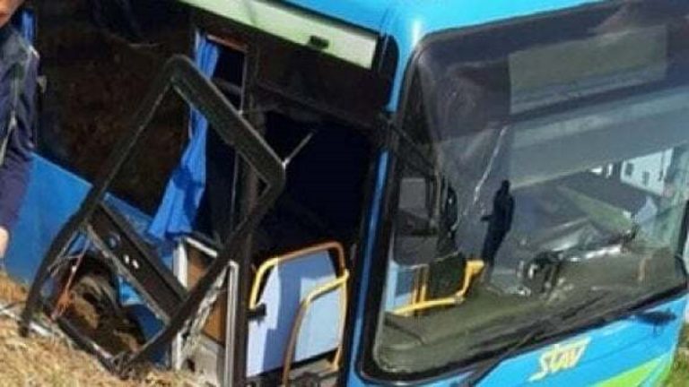 autobus esce di strada besate