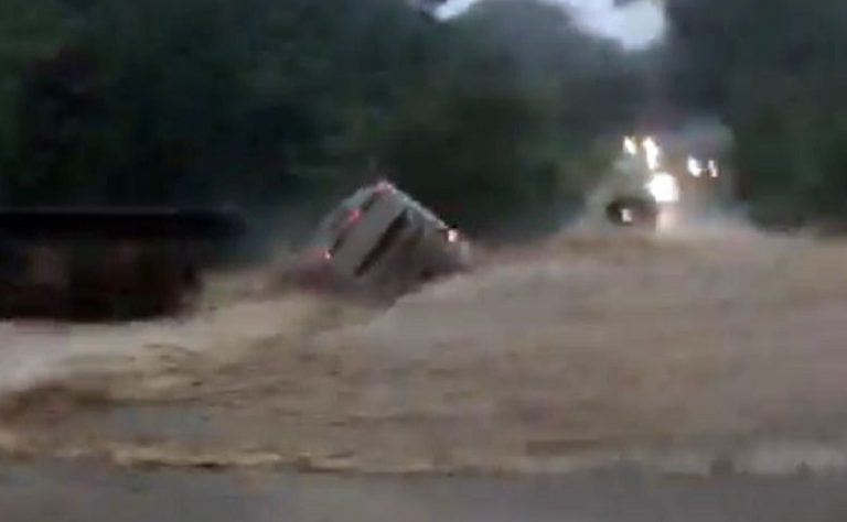autobus trascinato dal fiume