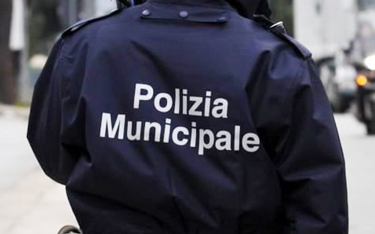 automobilista-guida-due-cellulari