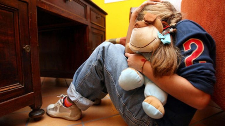 baby sitter violenza minori