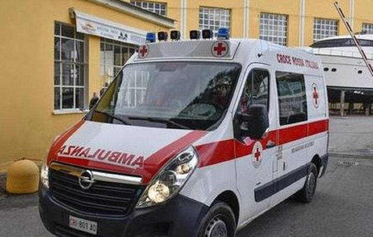 bimba muore con la testa incastrata fra i mobili