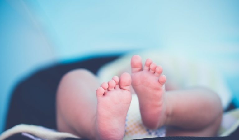 Bimba muore nel grembo materno