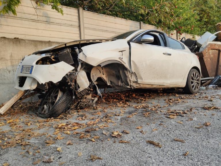 distrugge auto appello facebook