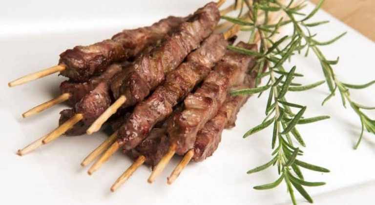 Dove mangiare gli arrosticini a Milano: lo street food di moda
