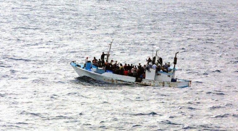 migranti barca in difficoltà