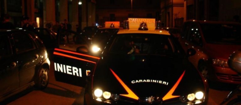 Uomo aggredisce Carabinieri