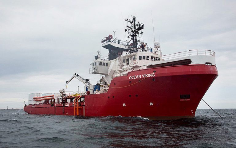 ocean-viking-taranto-migranti