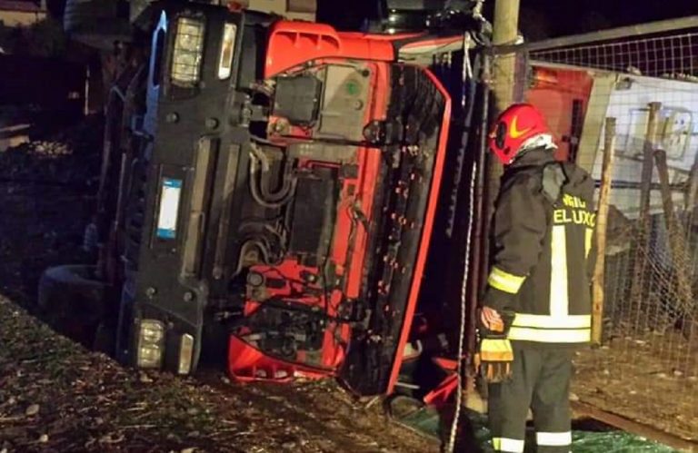 Operaio muore schiacciato da autocarro