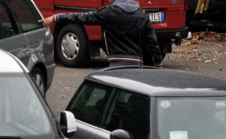parcheggiatore abusivo napoli