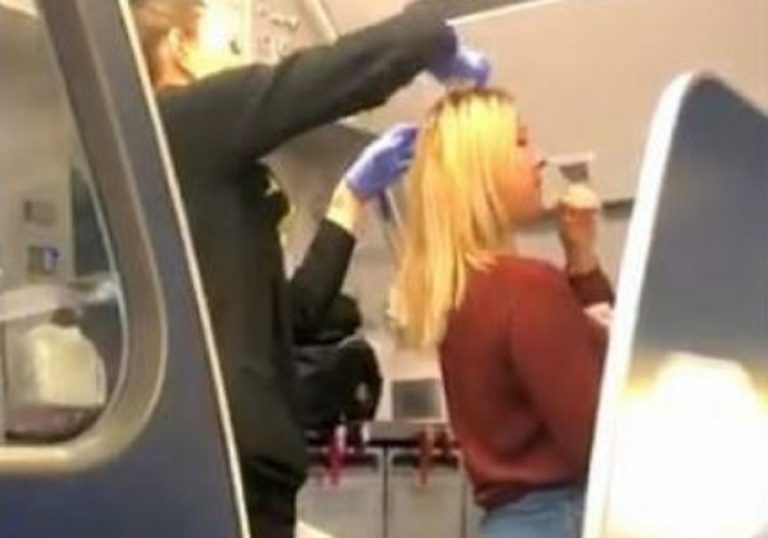 passeggero ubriaco a bordo vomita