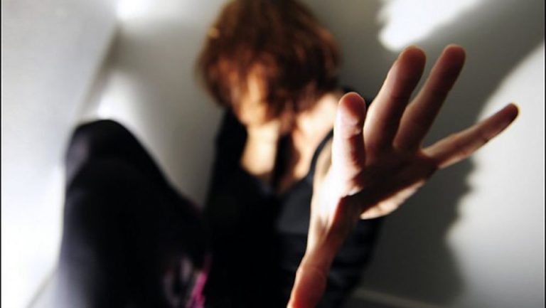 picchia la moglie davanti ai figli