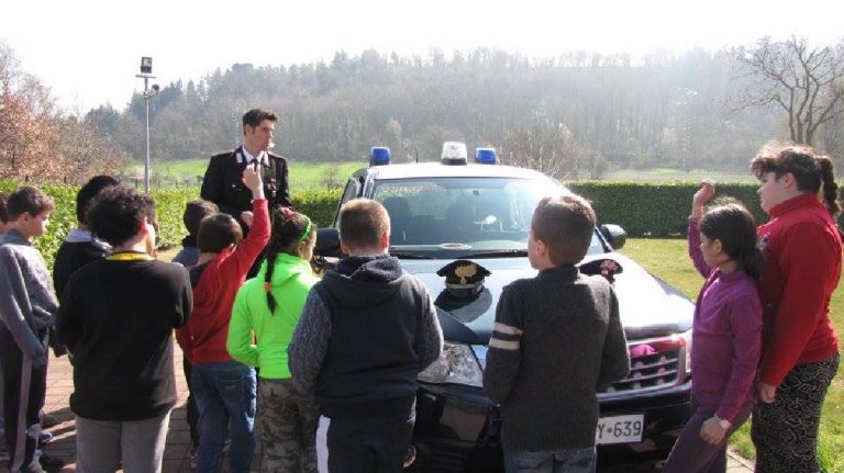 entrano scuola minacciano bambini