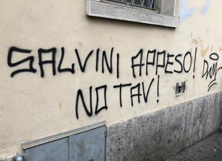 scritta contro Salvini a Bergamo