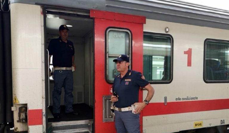 si masturba treno