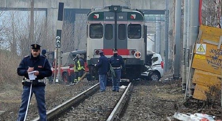 Treno travolge auto binari