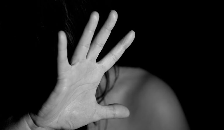 Violenza - uomo massacra di botte la fidanzata
