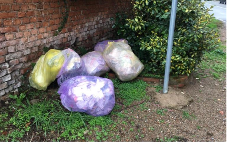 Abbandona rifiuti in strada