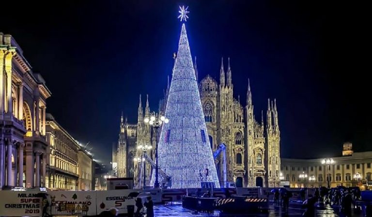 Accensione albero di Natale in piazza Duomo