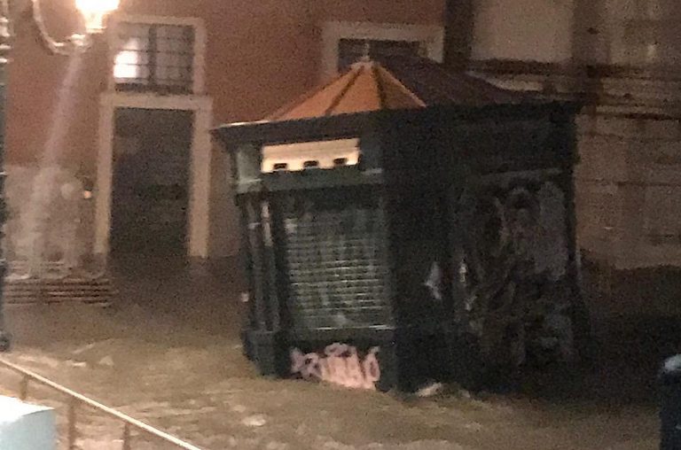 acqua-alta-venezia-edicola