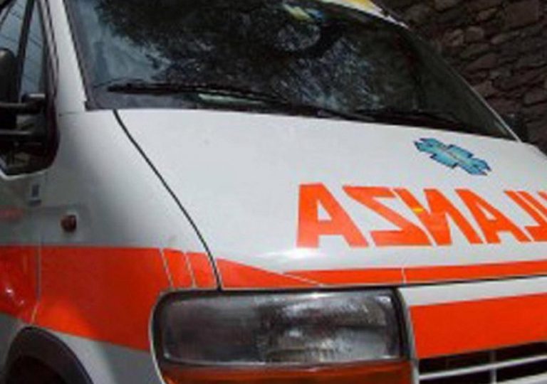 anziano inciampa per strada