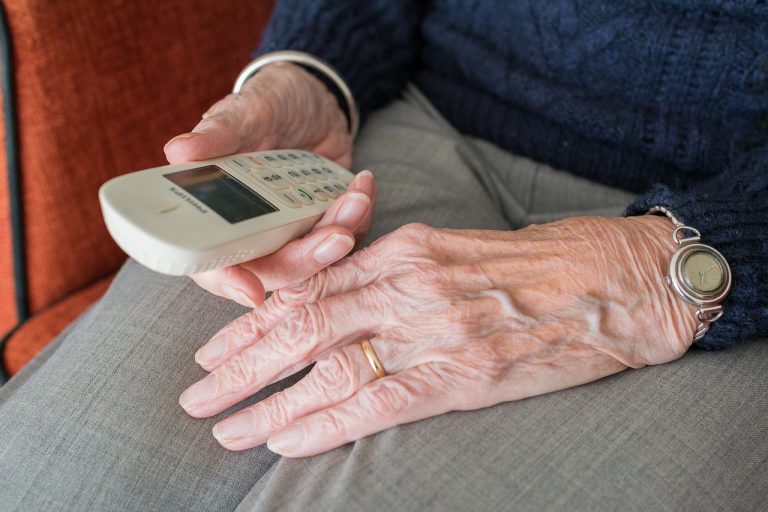 Anziano al telefono di casa