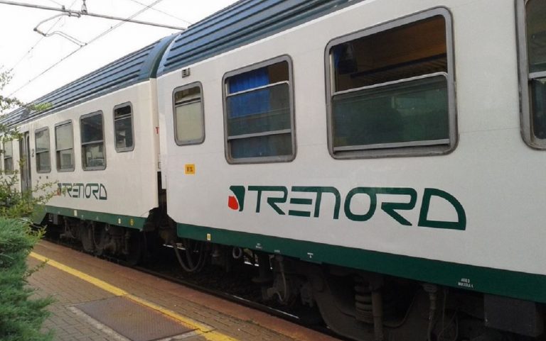 attraversa binari treno